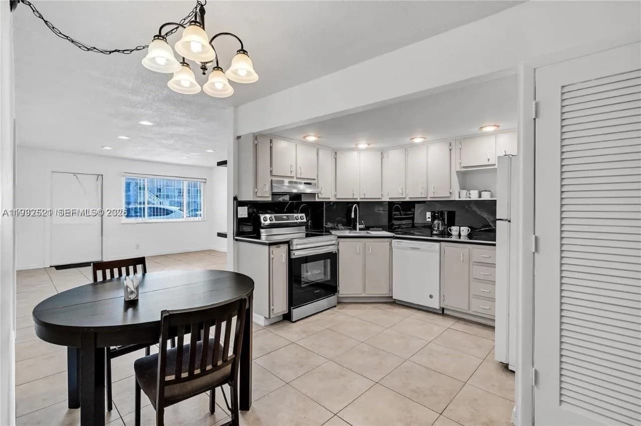 2175 NE 56th St # 107, Fort Lauderdale FL 33308