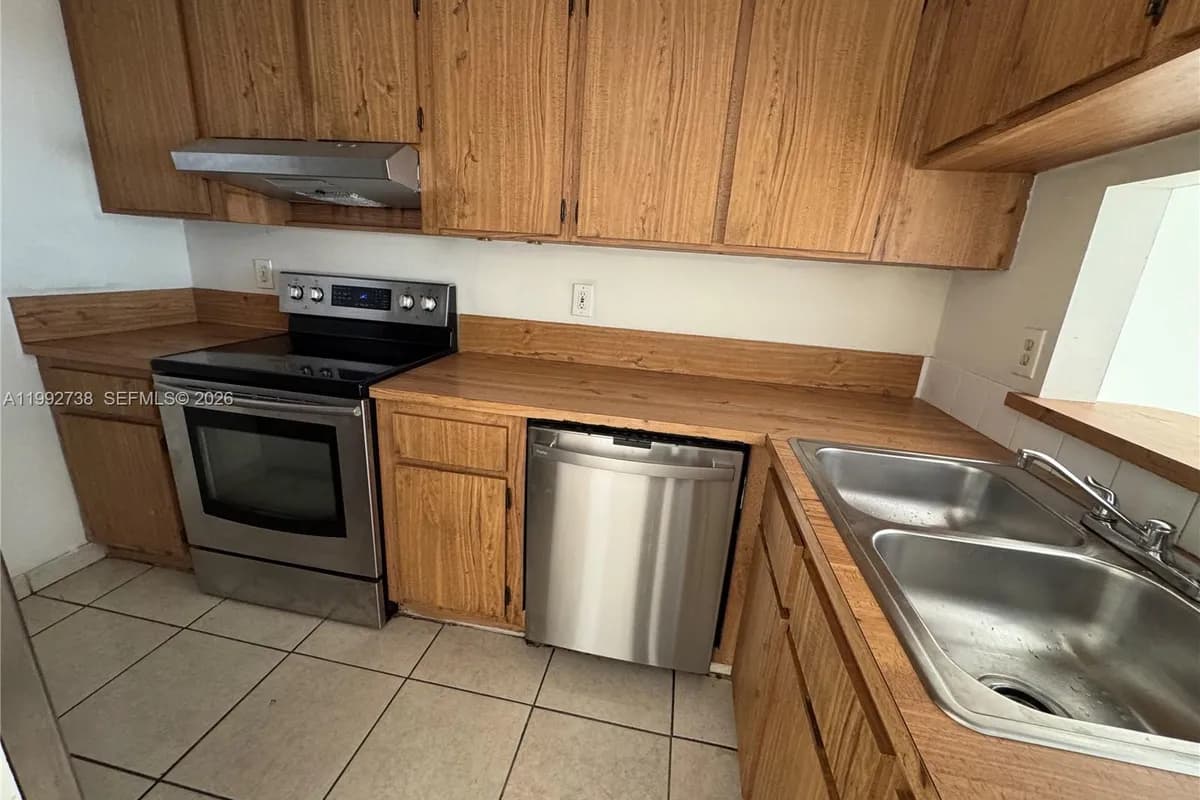 1024 Twin Lakes Dr # F, Coral Springs FL 33071