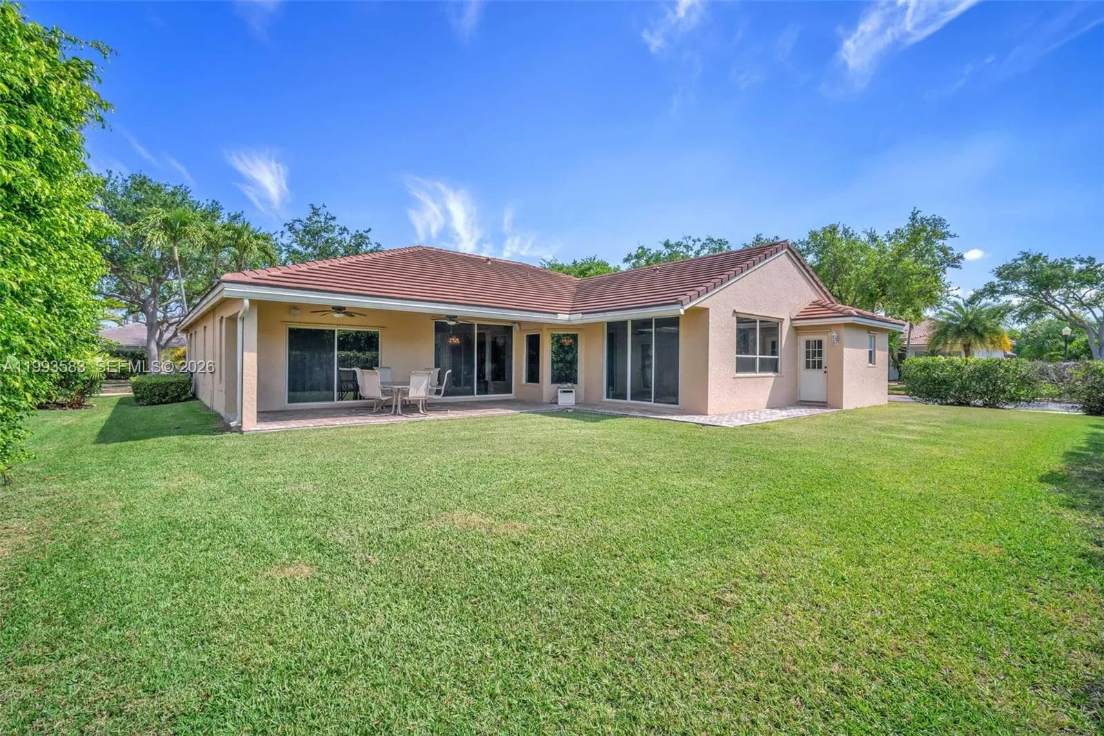 290 Landings Blvd, Weston FL 33327