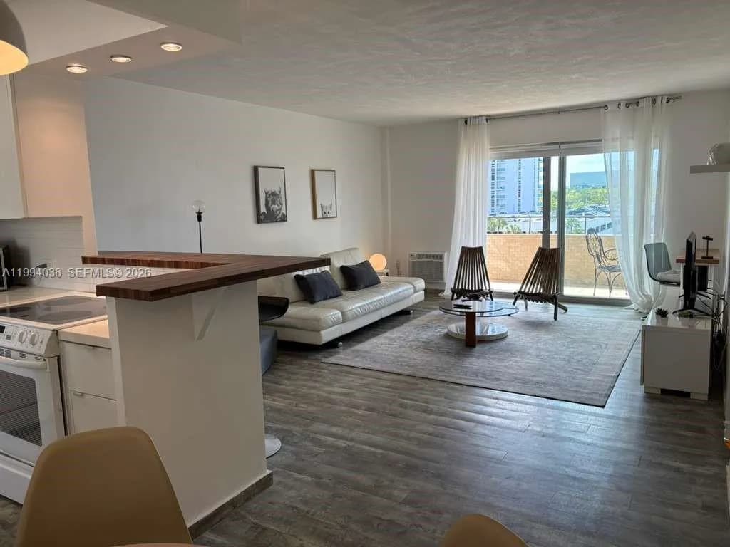 220 Kings Point Dr # 506, Sunny Isles Beach FL 33160