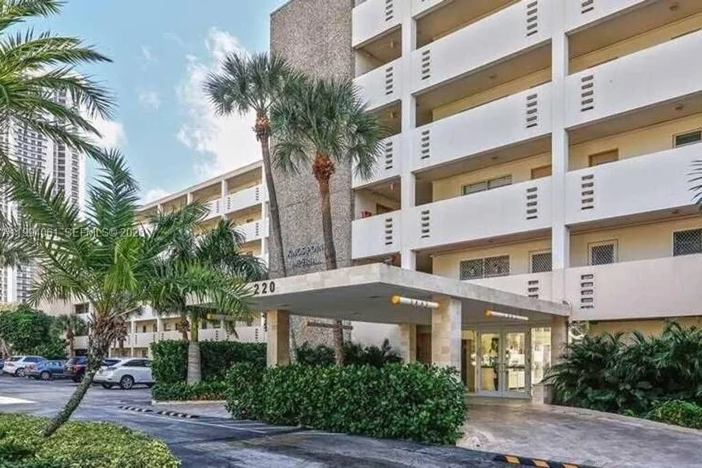 220 Kings Point Dr # 509, Sunny Isles Beach FL 33160