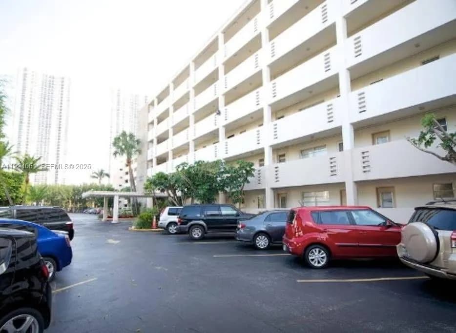 220 Kings Point Dr # 509, Sunny Isles Beach FL 33160