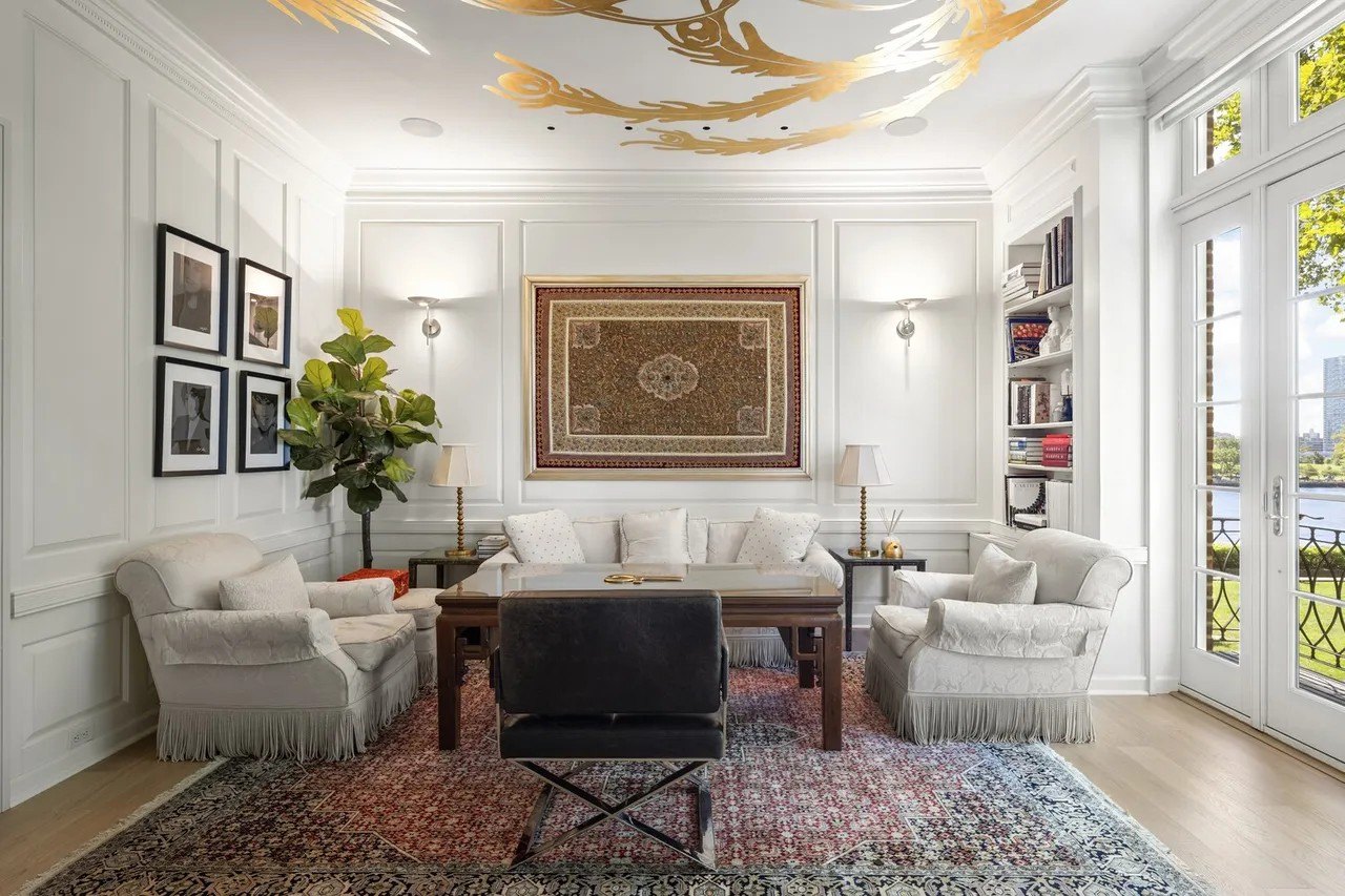 ‘The Oprah of China’ Shows Off Incredible $20 Million New York City Townhouse—Complete With Gold Dragon Ceilings and a Secret Garden
