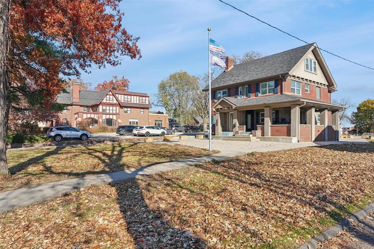 Photo of fraternity house for sale in Des Moines, IA
