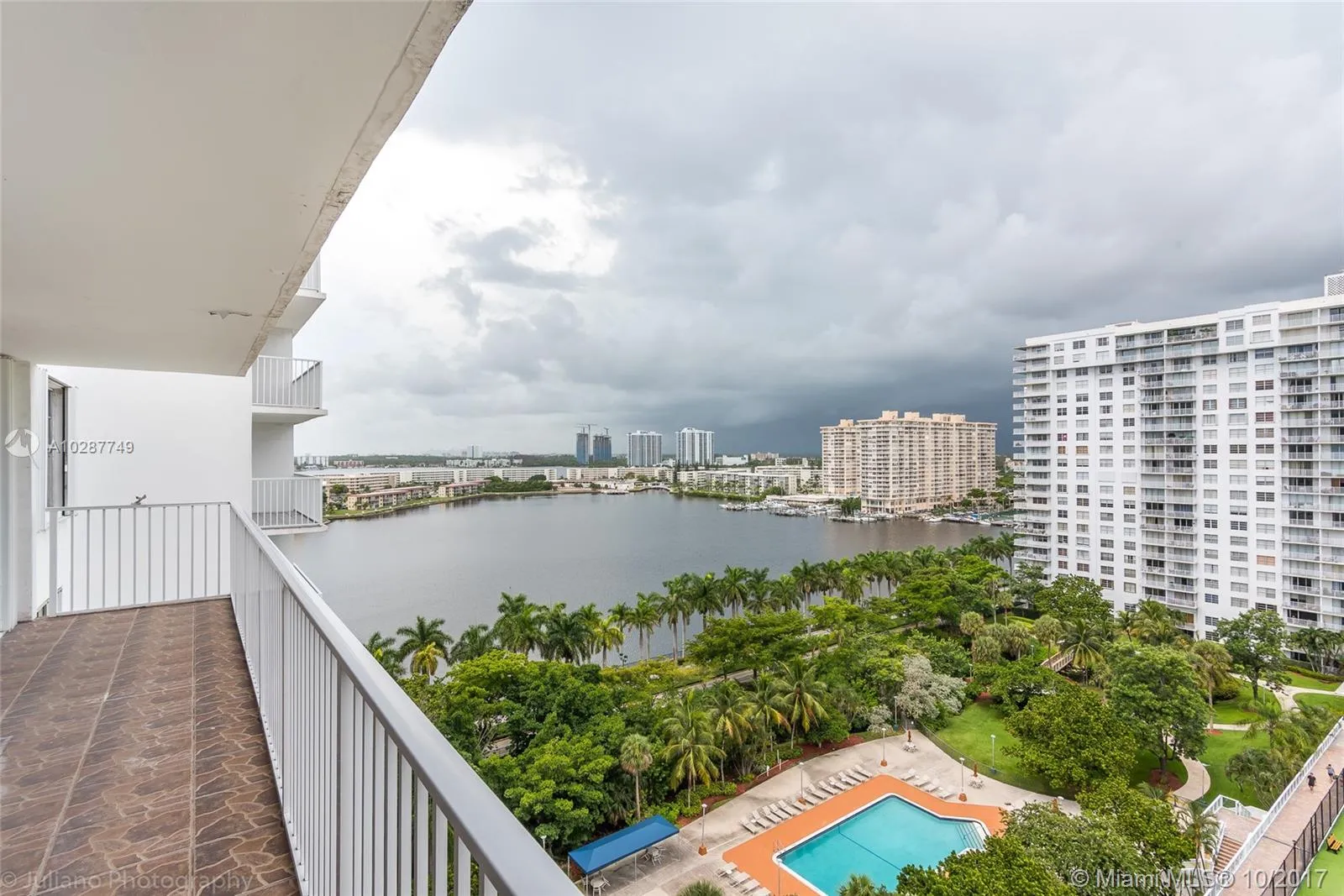 2 bedroom 2 bath for sale at 2851 NE 183rd St # 1406E, Aventura FL 33160