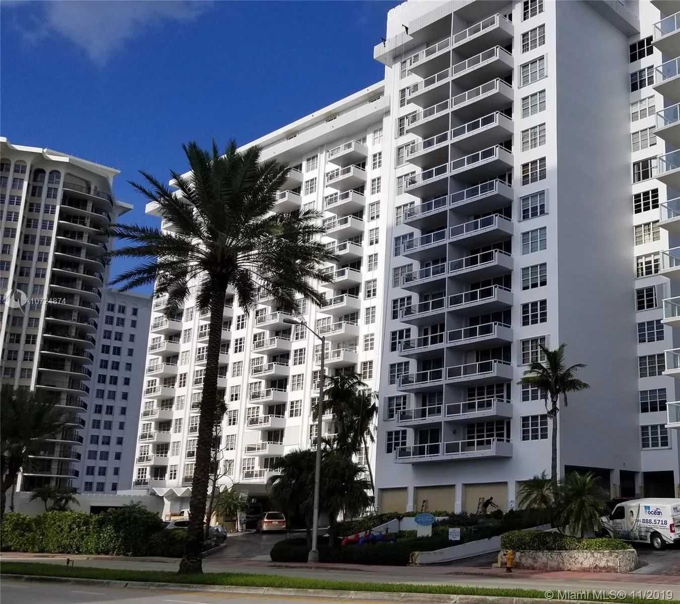 1 bedroom 1 bath for sale at 5700 Collins Ave # 6J, Miami Beach FL 33140