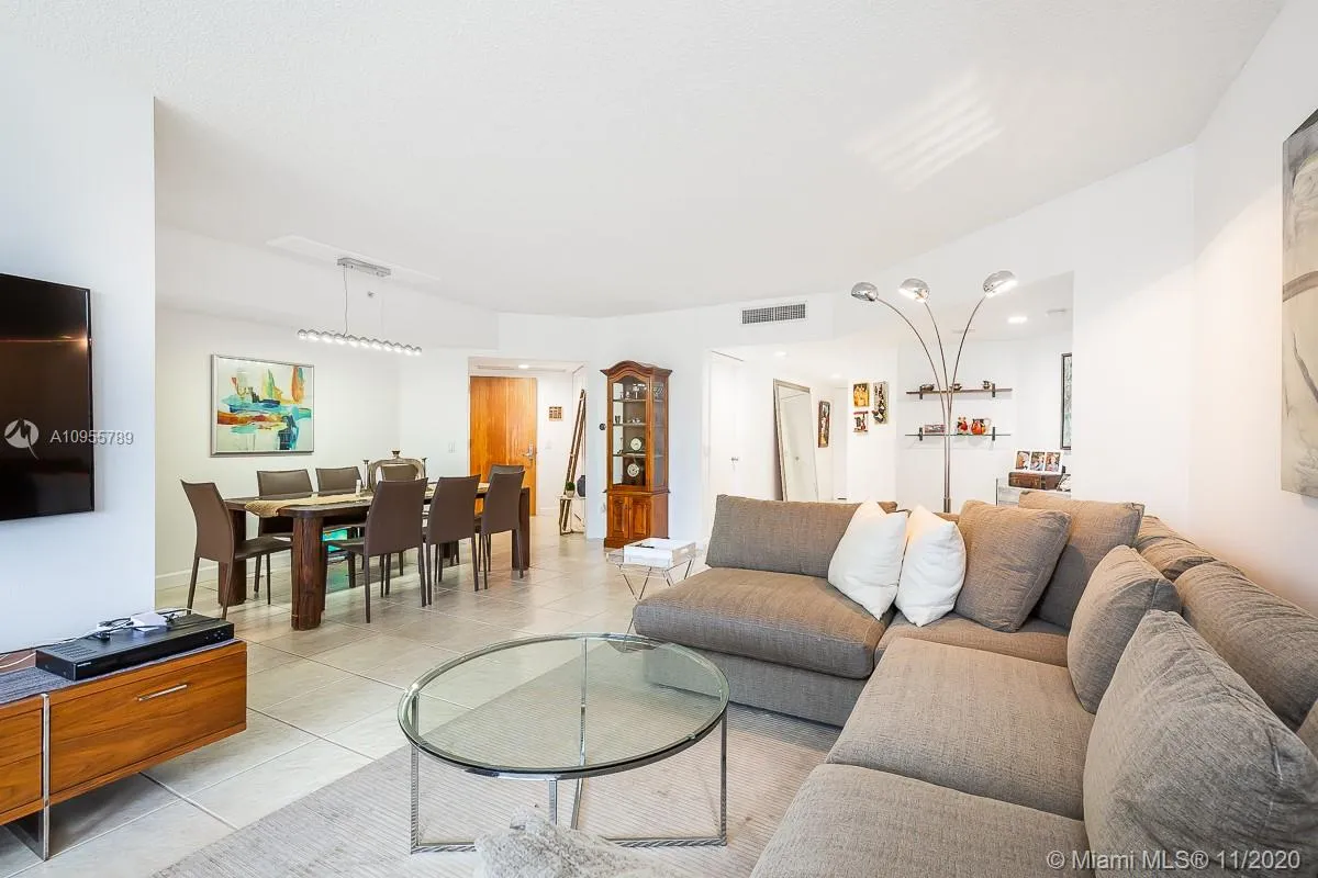 21055 Yacht Club Dr # 605, Aventura FL 33180