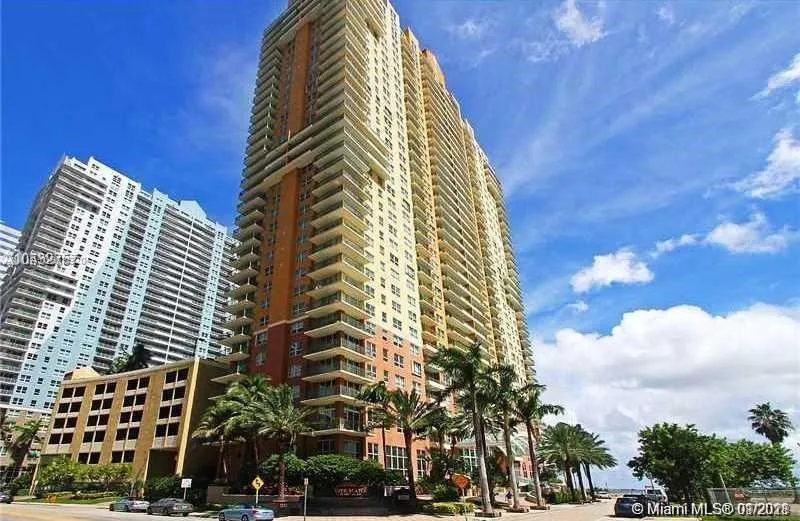 1 bedroom 1 bath for sale at 1155 Brickell Bay Dr # 2805, Miami FL 33131