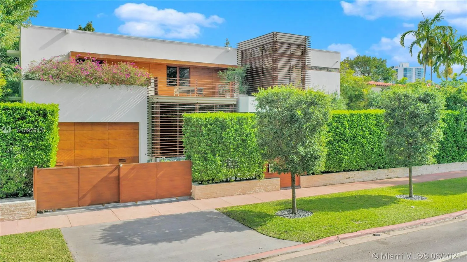 3009 Pine Tree Dr, Miami Beach FL 33140