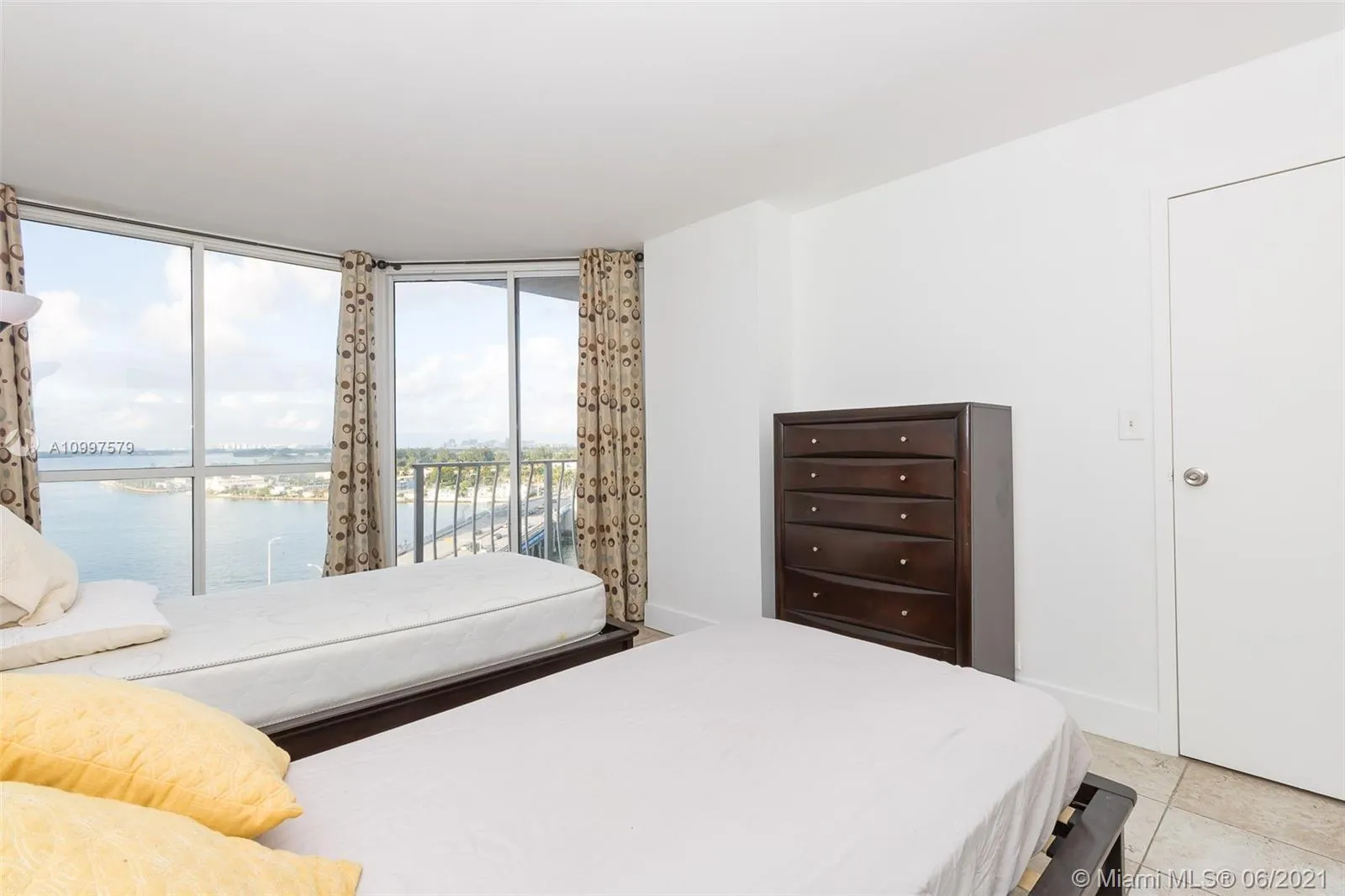 2 bedroom 2 bath for sale at 7601 E Treasure Dr # 1415, North Bay Village FL 33141