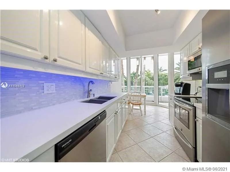 2 bedroom 2 bath for sale at 21205 Yacht Club Dr # 304, Aventura FL 33180