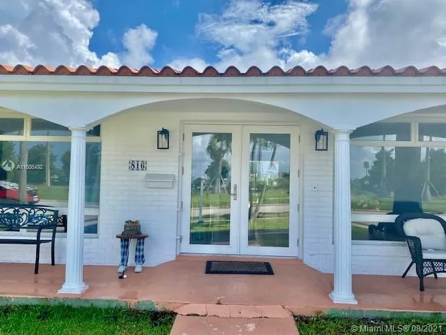 4 bedroom 3 bath for sale at 816 Polk St, Hollywood FL 33019