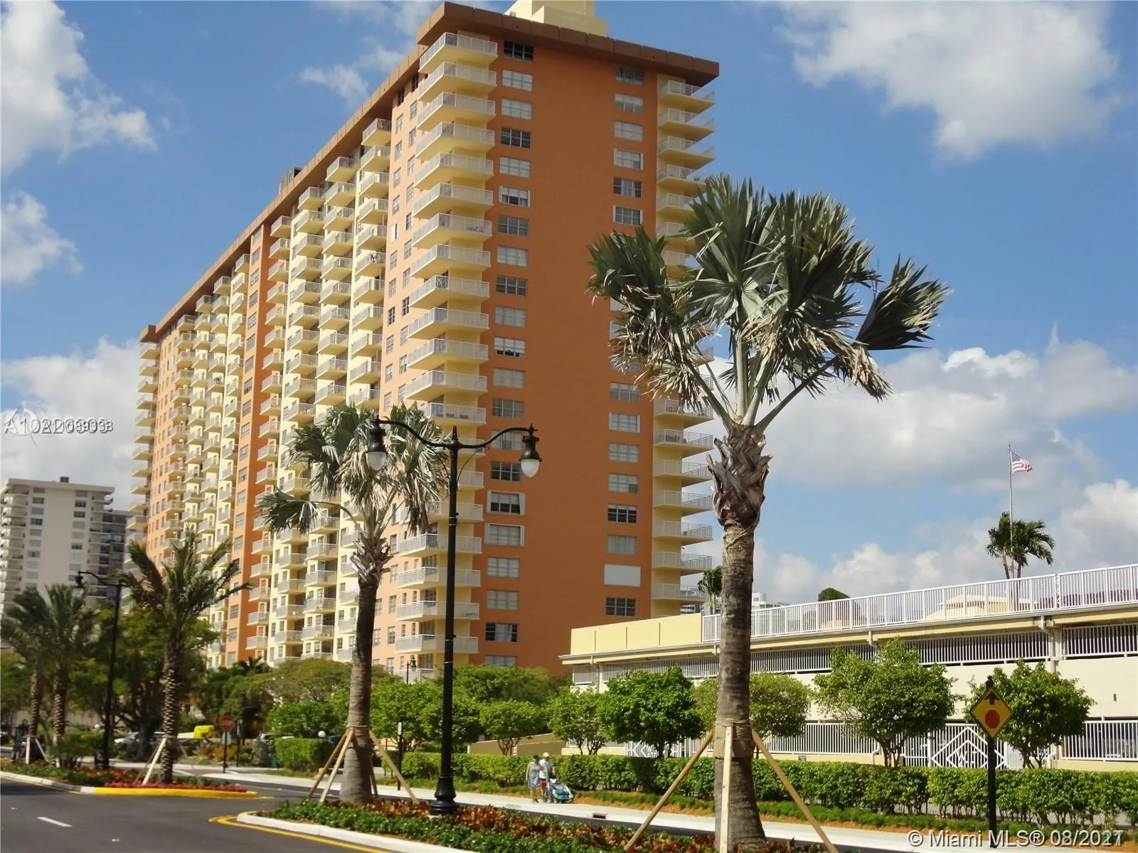 2 bedroom 2 bath for sale at 251 174th St # 1408, Sunny Isles Beach FL 33160