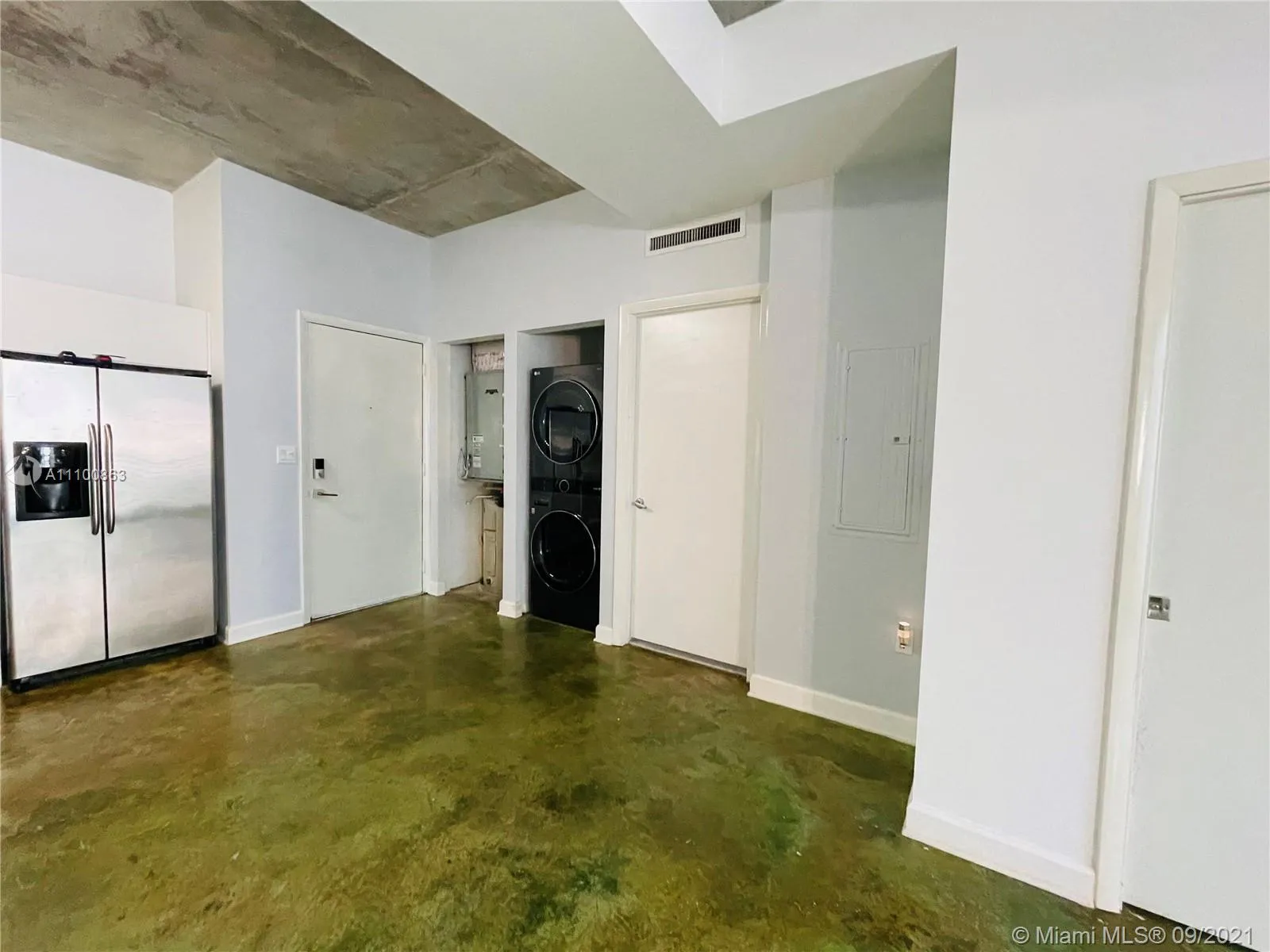 1 bedroom 1 bath for sale at 234 NE 3rd St # 806, Miami FL 33132