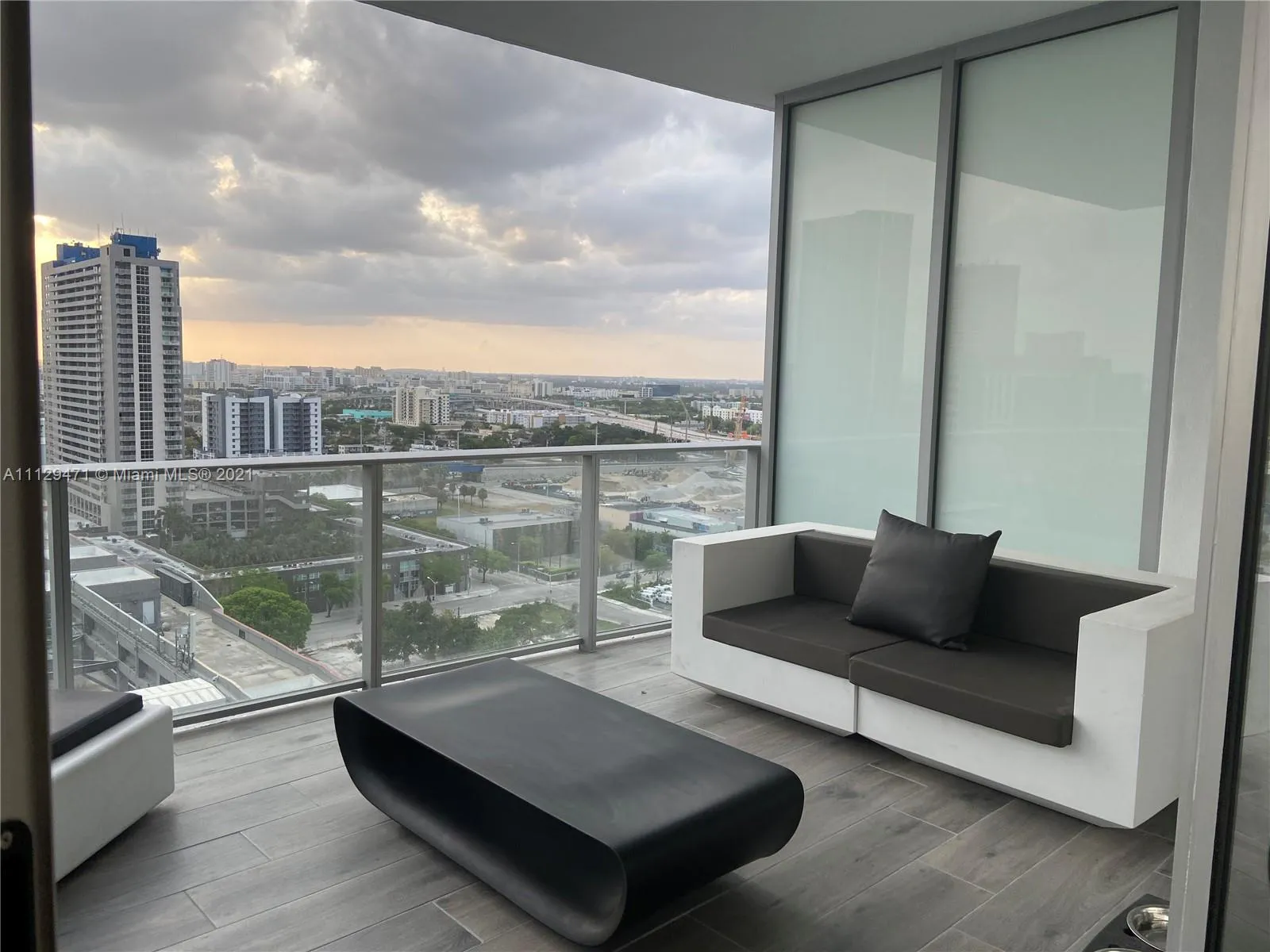 851 NE 1st Ave # 1606, Miami FL 33132