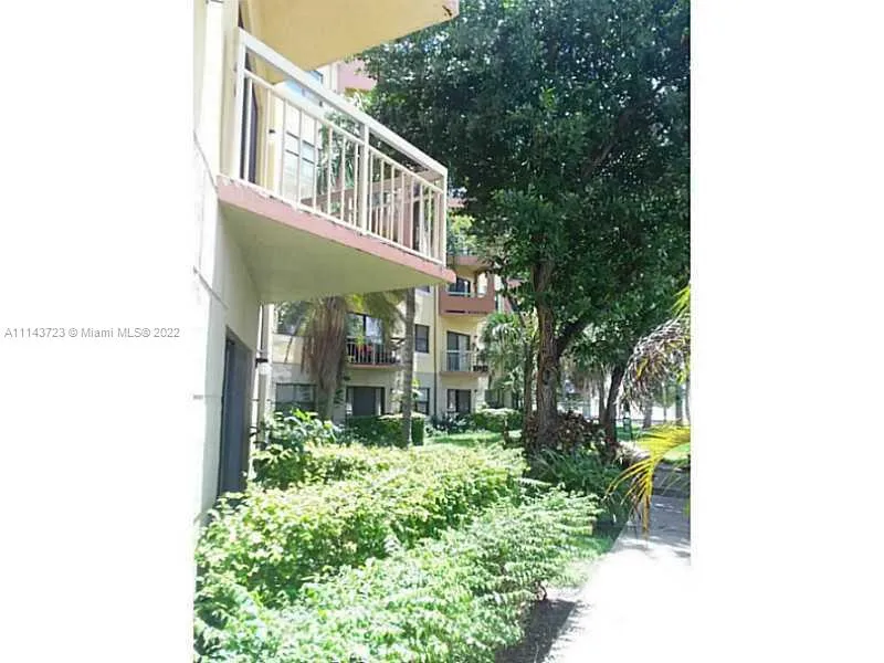 8290 Lake Dr # 302, Doral FL 33166