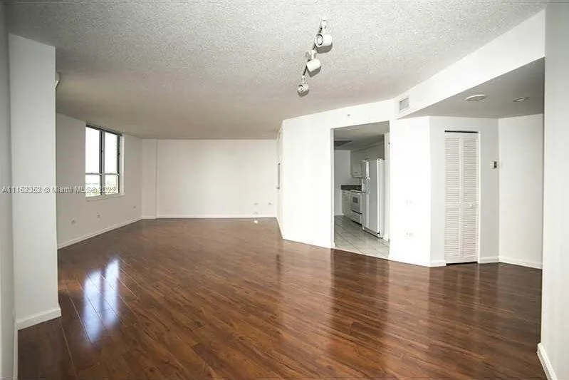 1 bedroom 1 bath for sale at 701 Brickell Key Blvd # 707, Miami FL 33131