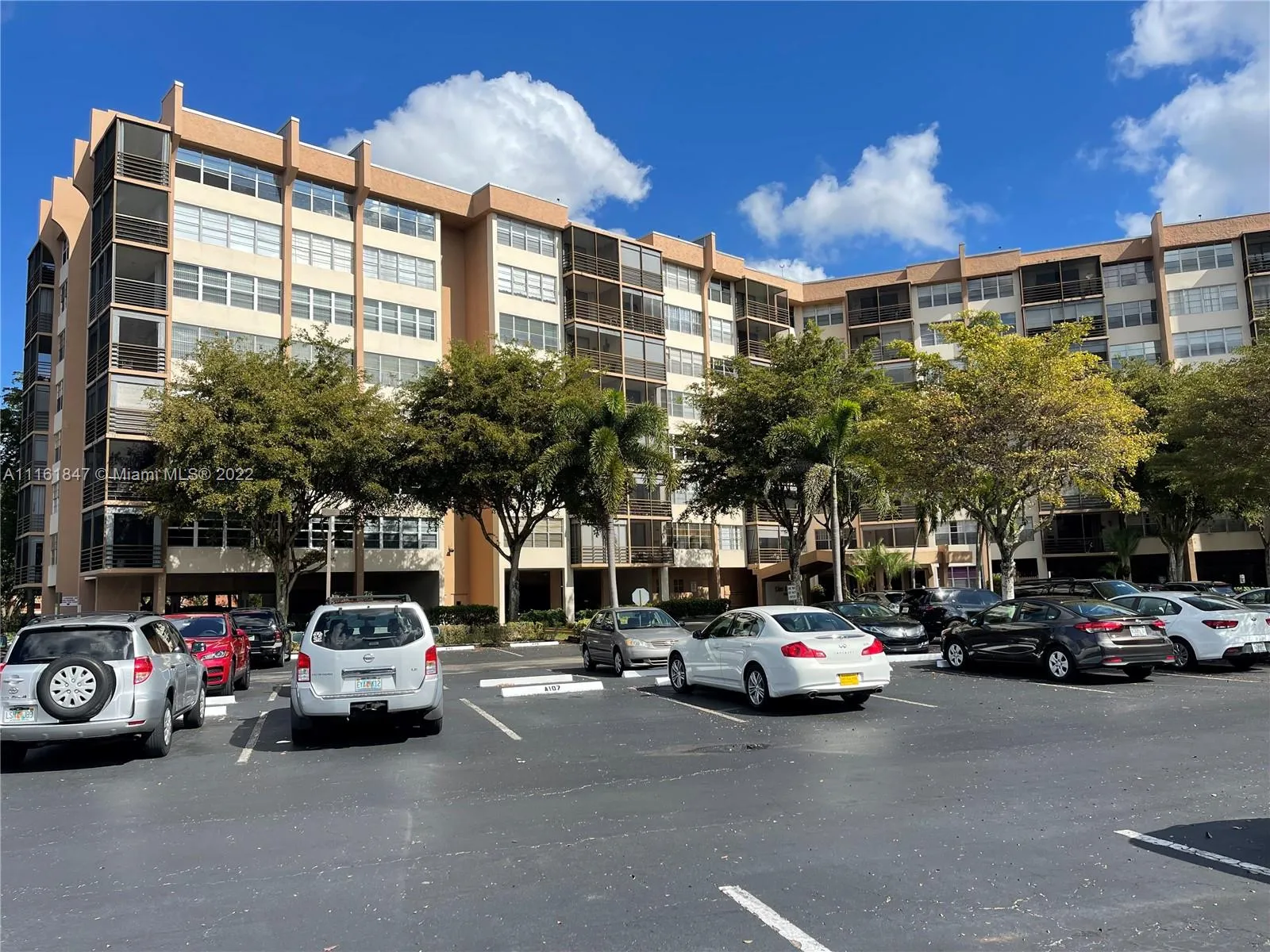 1 bedroom 1 bath for sale at 1400 Saint Charles Pl, Pembroke Pines FL 33026