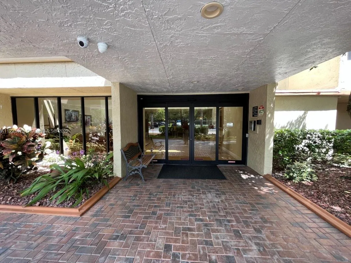 16475 Golf Club Rd # 202, Weston FL 33326