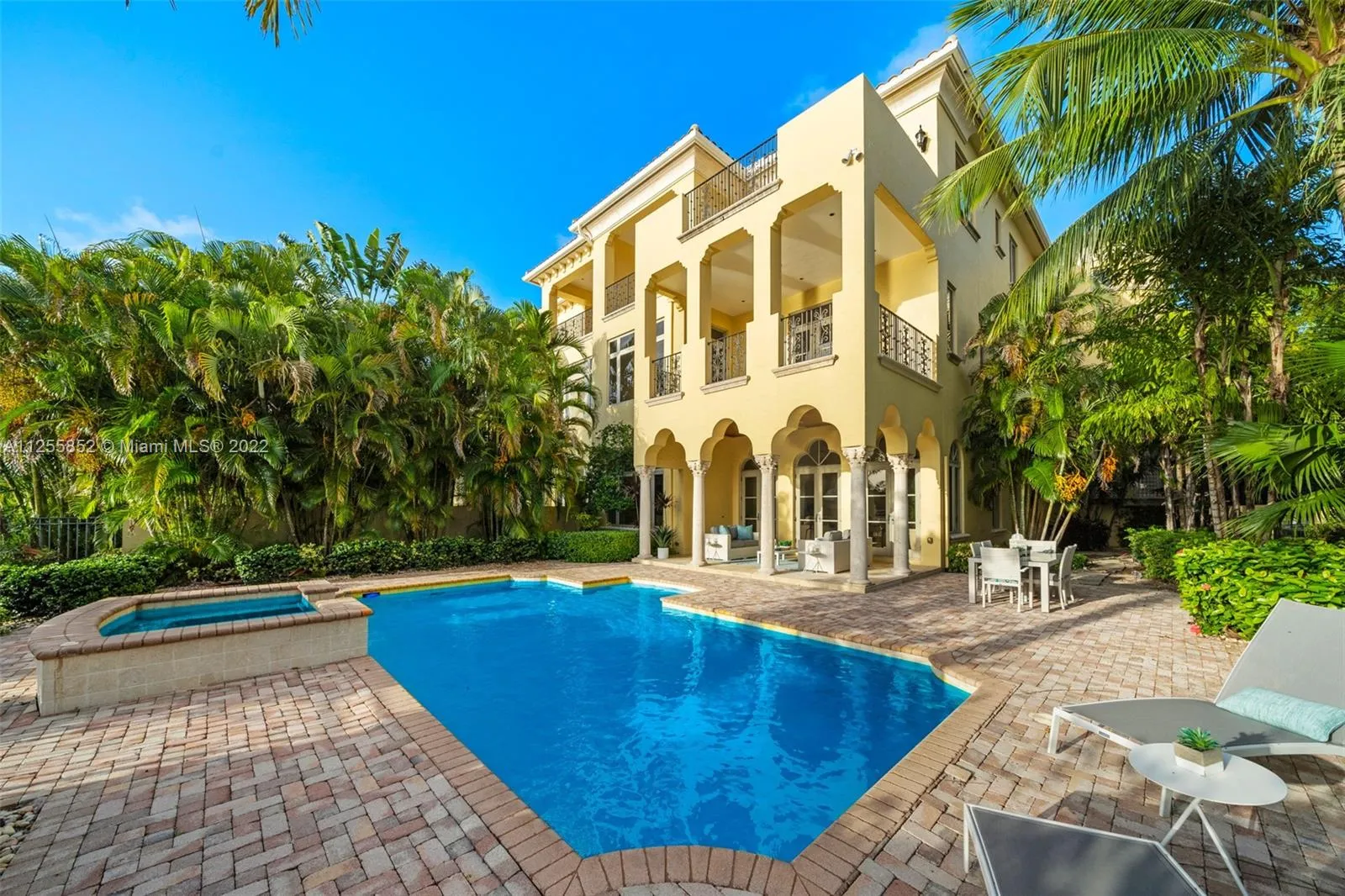 1530 Island Blvd, Aventura FL 33160