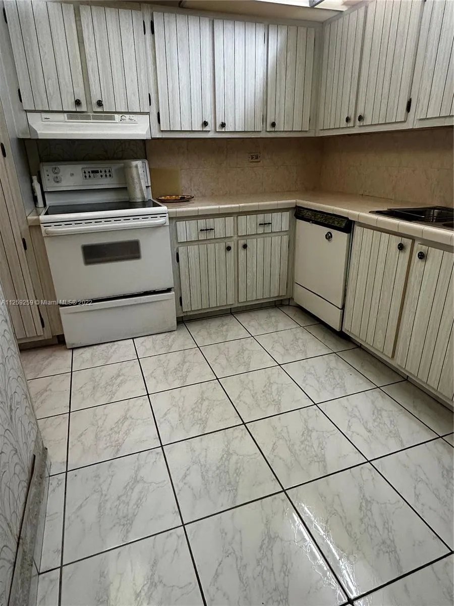 6039 Collins Ave # 809, Miami Beach FL 33140