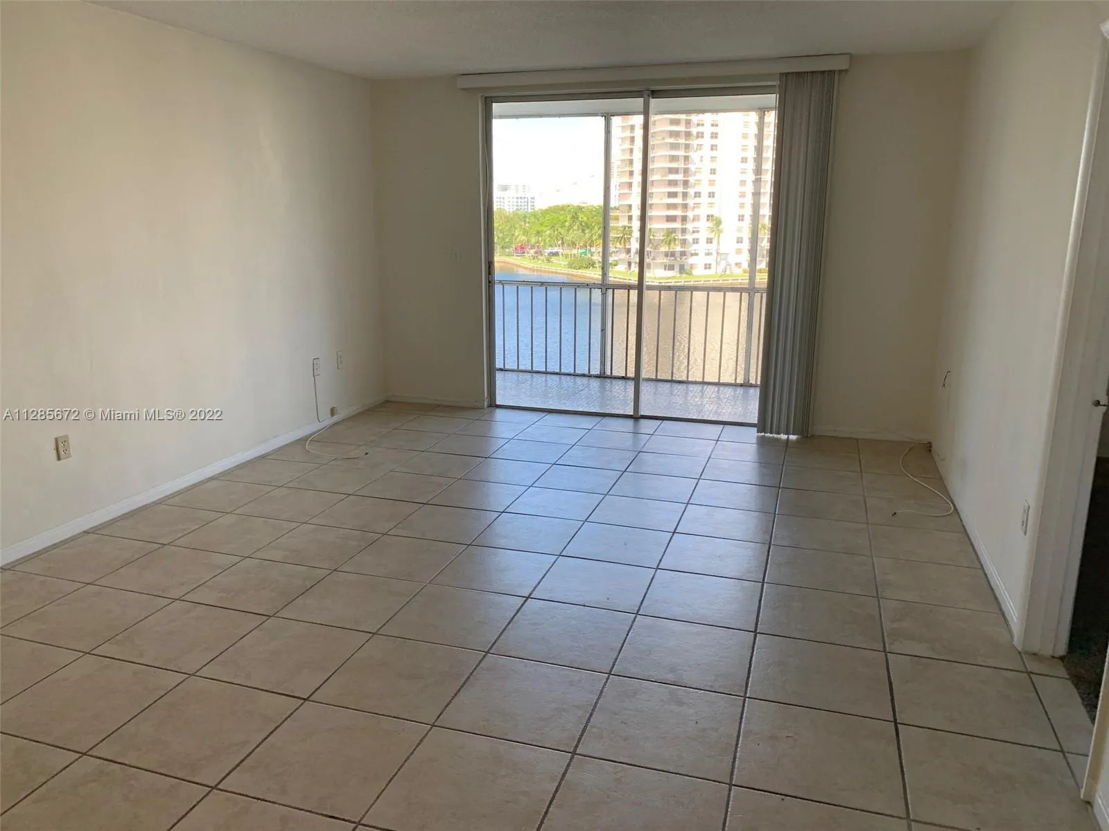 1 bedroom 1 bath for sale at 2999 POINT EAST DR # 607, Aventura FL 33160