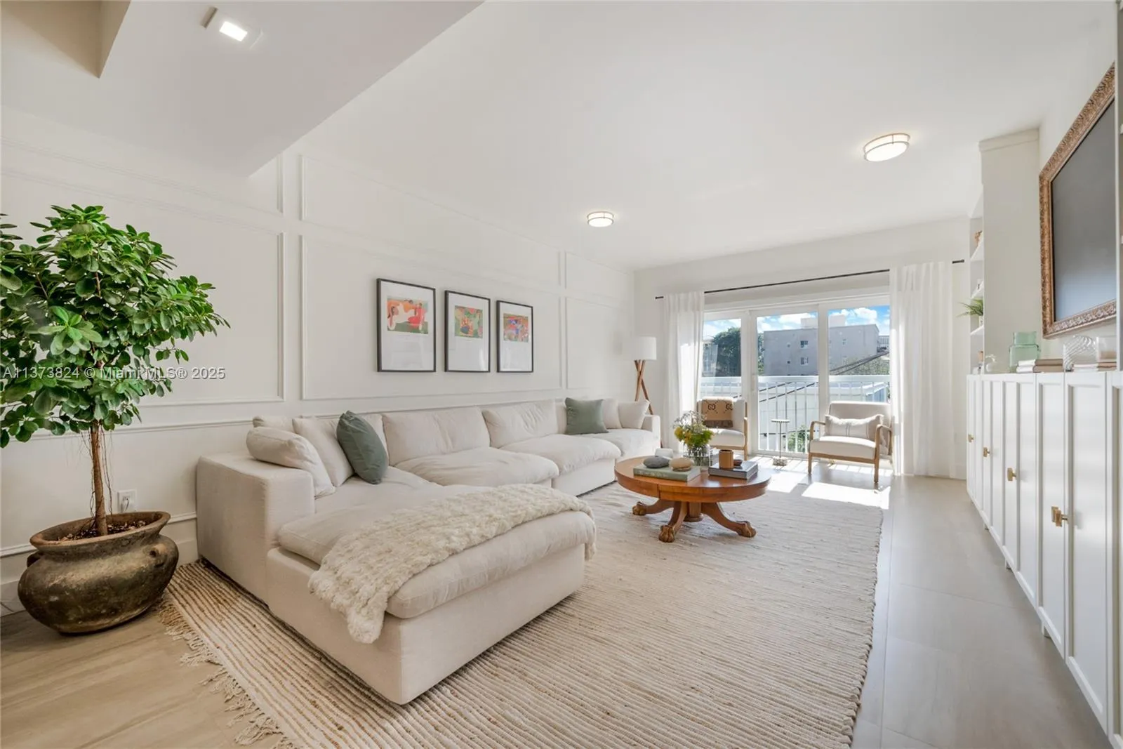 2 bedroom 2 bath for sale at 120 Salamanca Ave # 3B, Coral Gables FL 33134