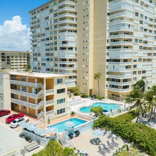 1 bedroom 1 bath for sale at 3401 NE 10th St # 5, Pompano Beach FL 33062