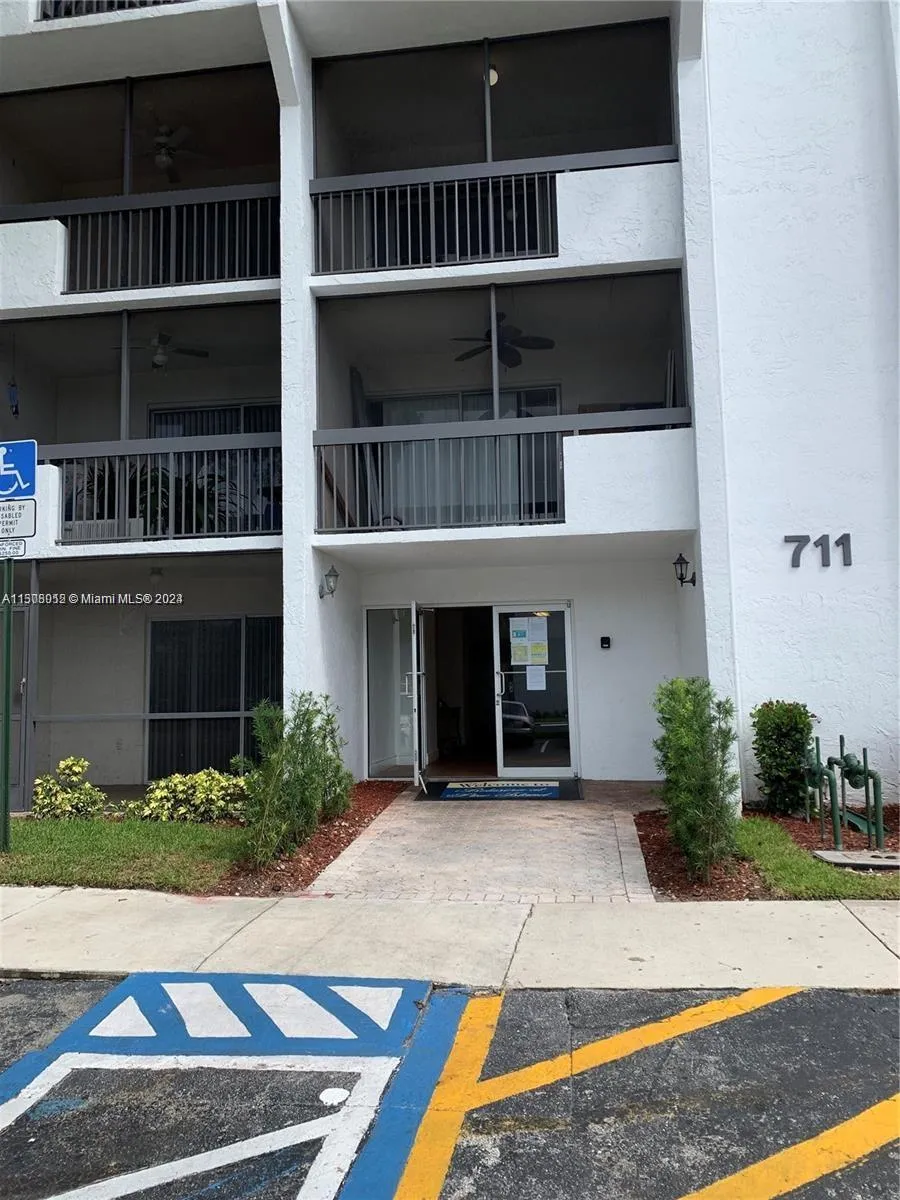 1 bedroom 1 bath for sale at 711 N Pine Island Rd # 111, Plantation FL 33324