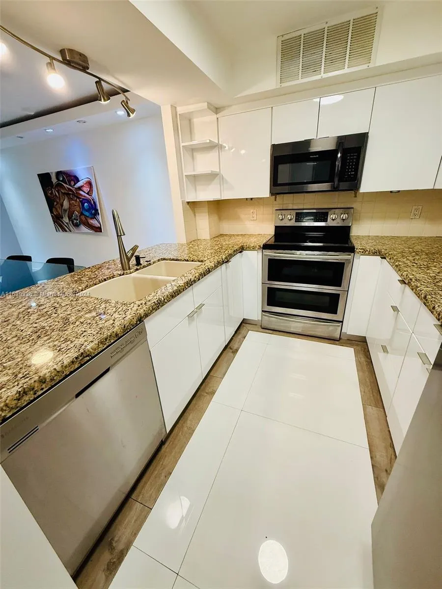 3800 N Hills Dr # 312, Hollywood FL 33021