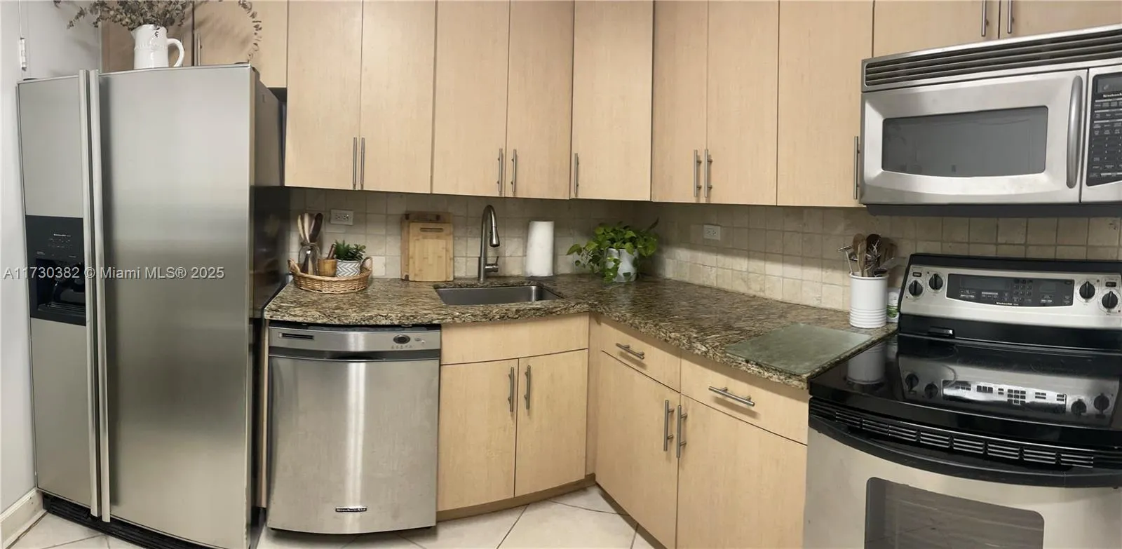 2 bedroom 2 bath for sale at 5555 Collins Ave # 6T, Miami Beach FL 33140