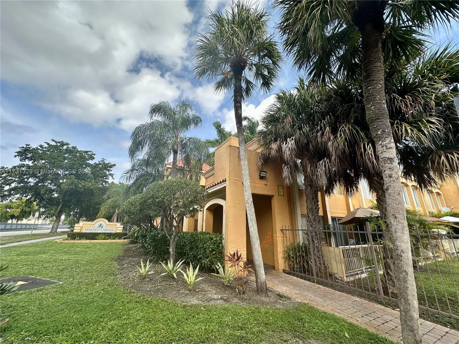 17911 NW 68th Ave # M106, Hialeah FL 33015