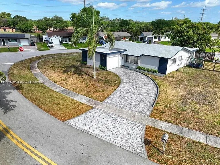 9611 NW 13th St, Pembroke Pines FL 33024