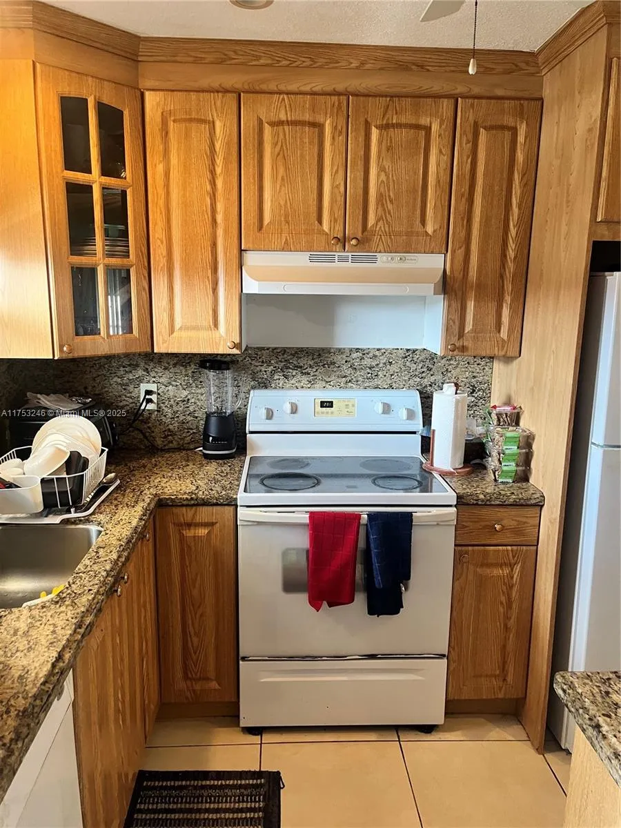 8060 N Sunrise Lakes Dr # 310, Sunrise FL 33322