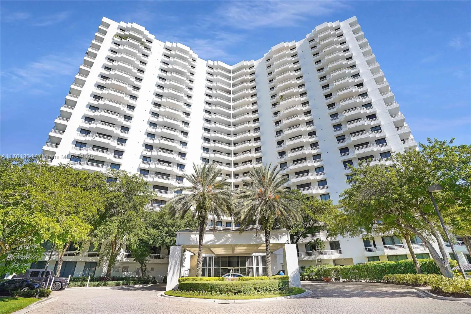 2 bedroom 2 bath for sale at 3300 NE 191st St # 807, Aventura FL 33180