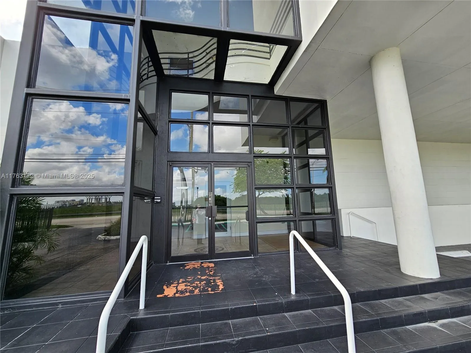 9590 NW 25th St, Doral FL 33172