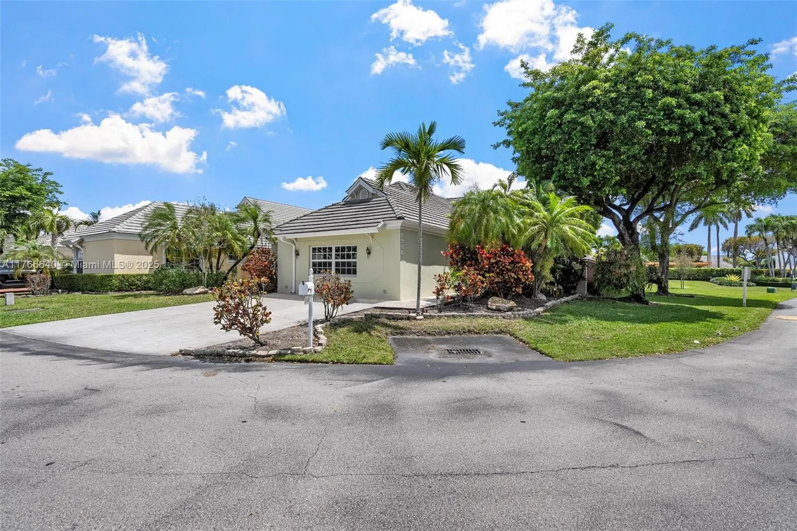 3 bedroom 2 bath for sale at 9946 NW 49th Ter, Doral FL 33178