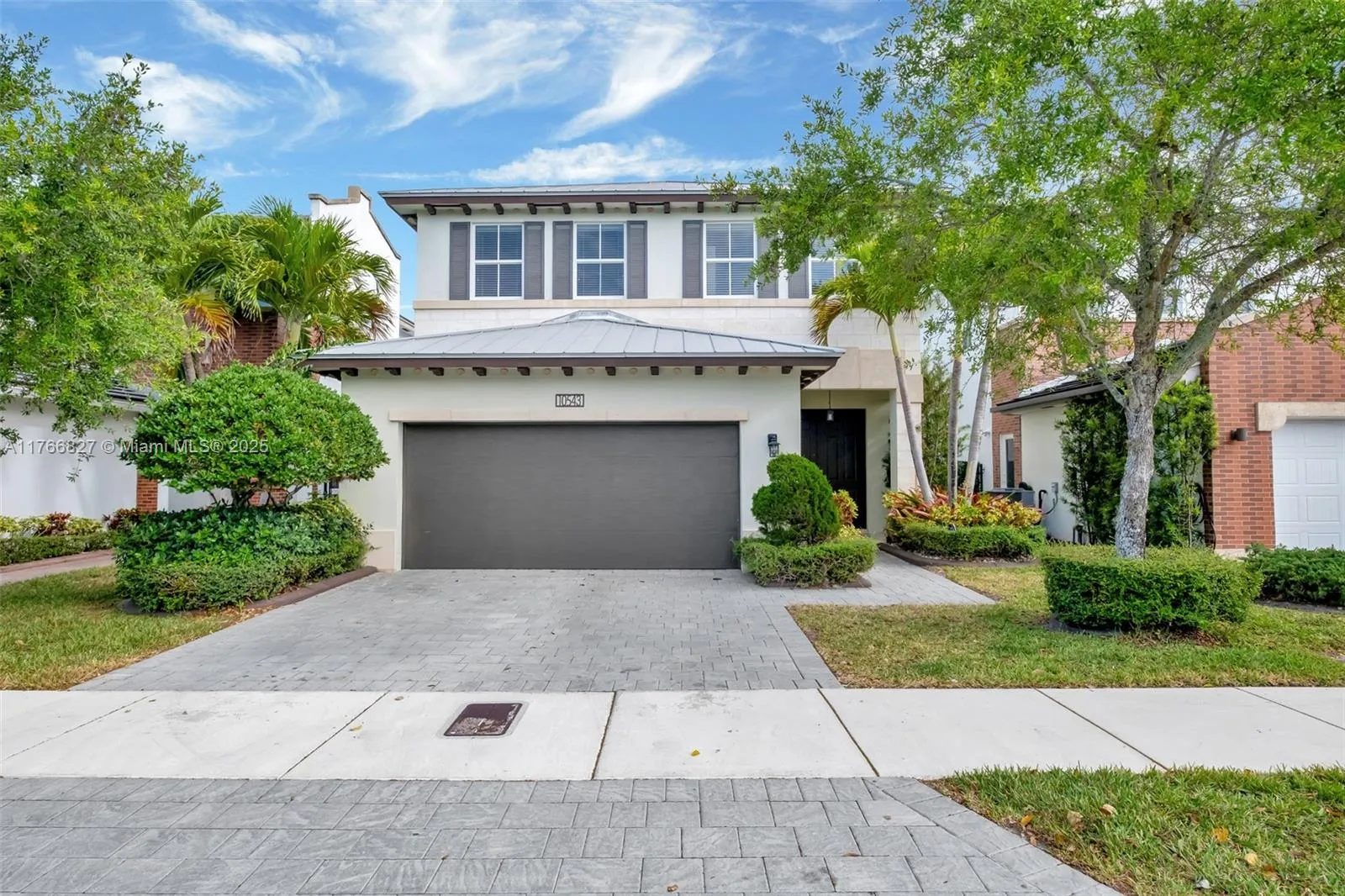 4 bedroom 4 bath for sale at 10543 NW 70th Ln, Doral FL 33178