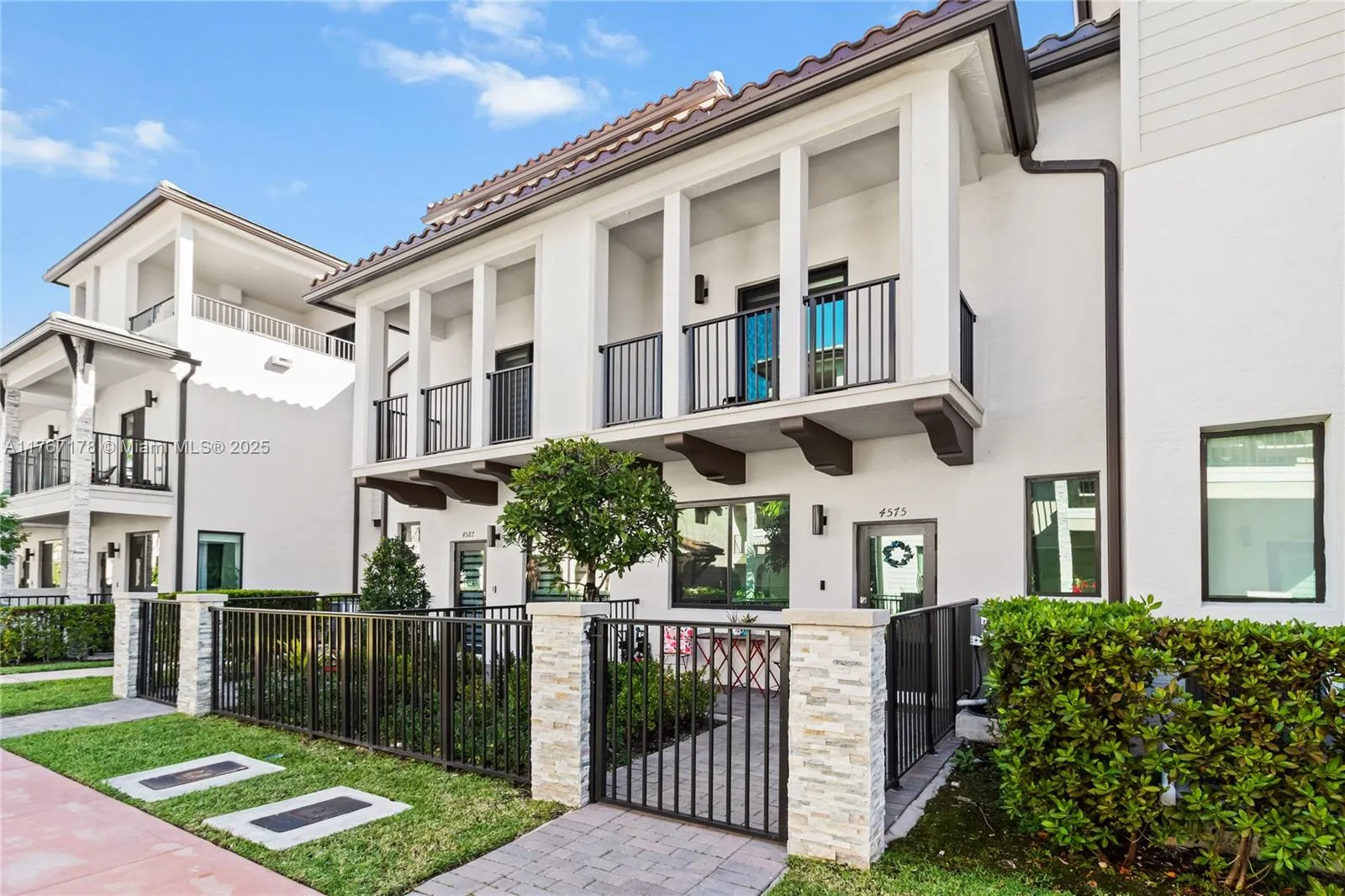 3 bedroom 2 bath for sale at 4575 NW 83rd Pkwy # 4575, Doral FL 33166