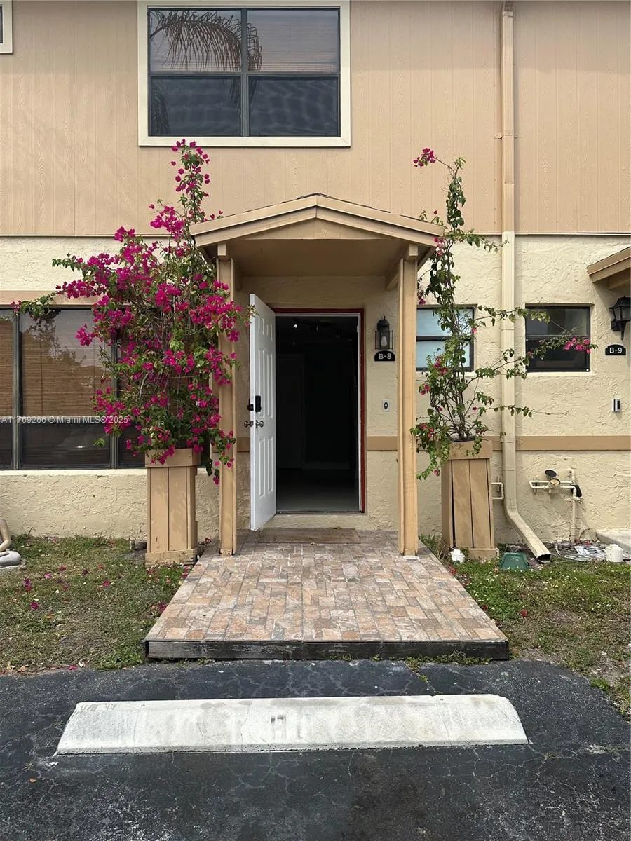 3370 Beau Rivage Dr # B8, Pompano Beach FL 33064