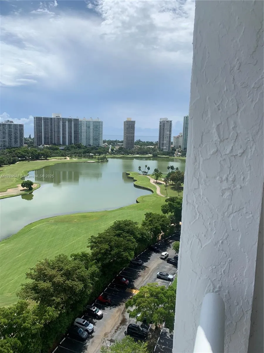 2 bedroom 2 bath for sale at 20225 NE 34 CT # 1819, Aventura FL 33180