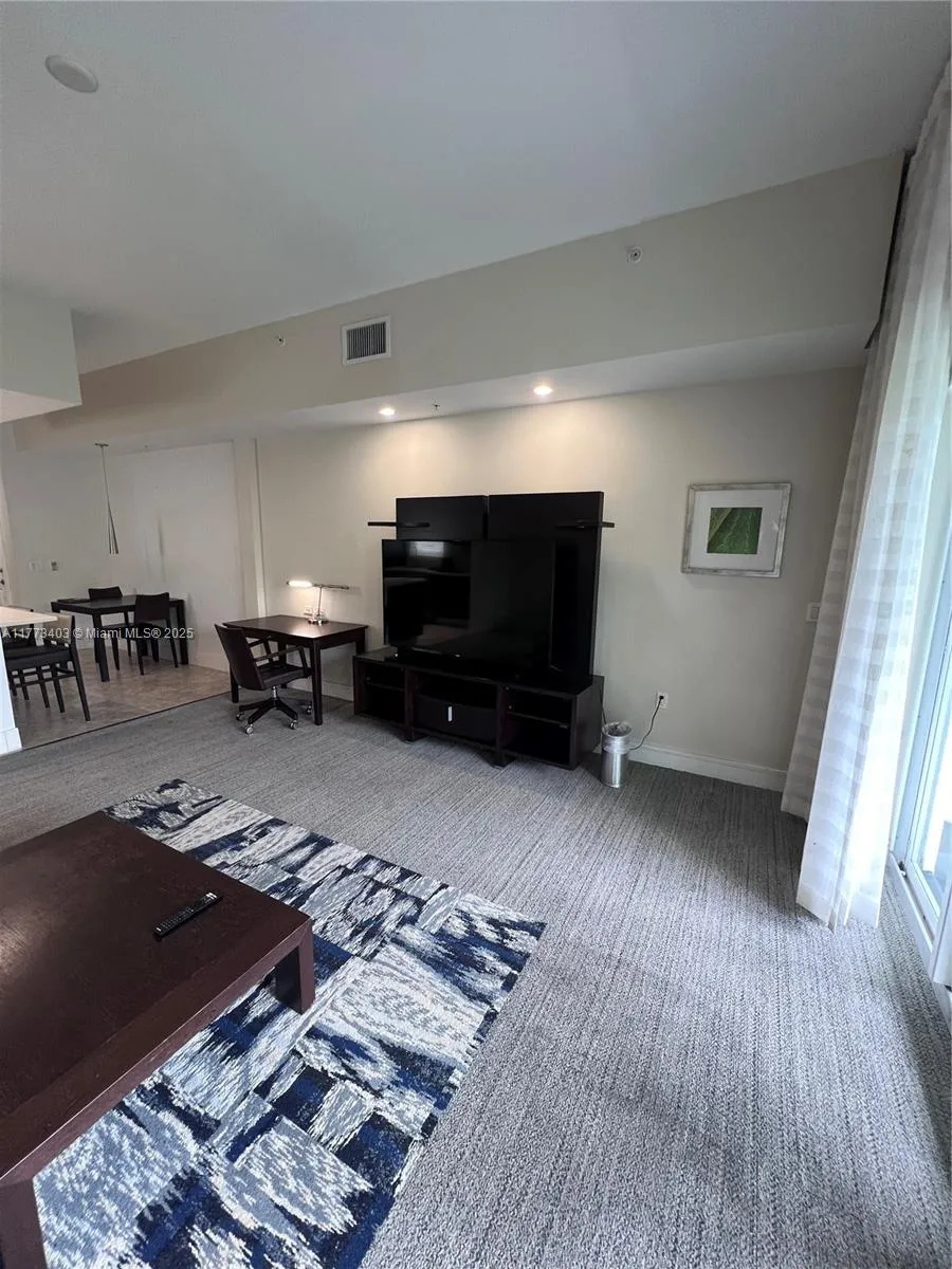 1 bedroom 2 bath for sale at 5300 NW 87th Ave # 916, Doral FL 33178