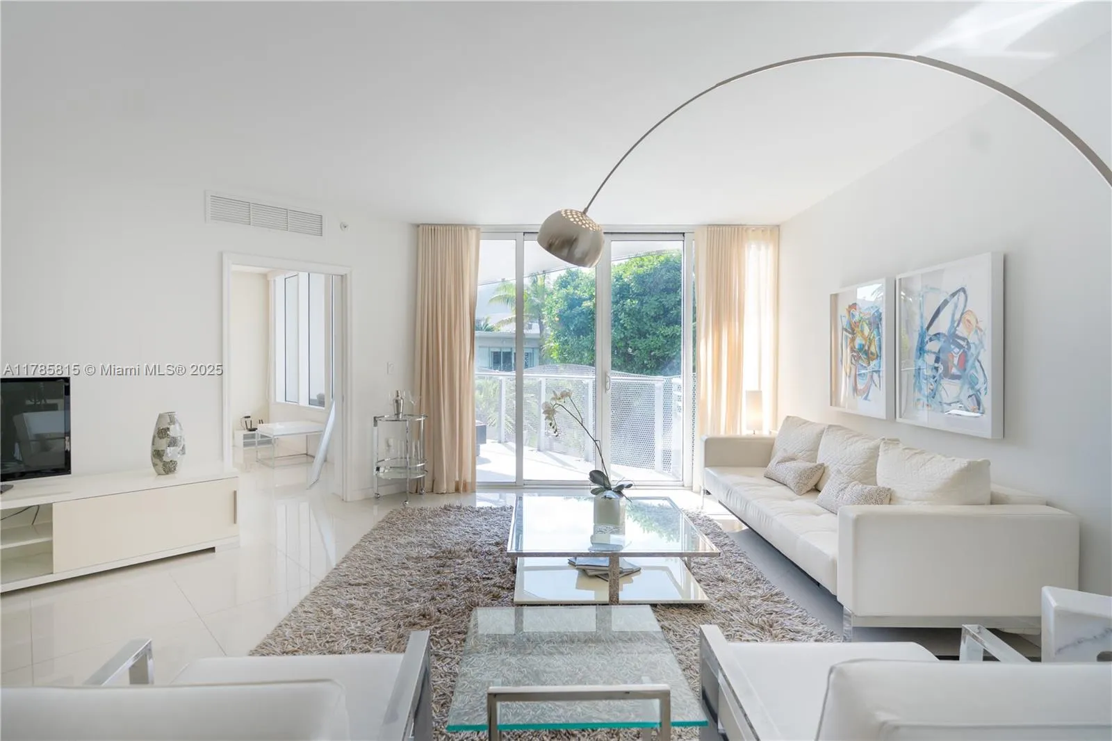 1 bedroom 2 bath for sale at 2155 Washington Ct # 207, Miami Beach FL 33139