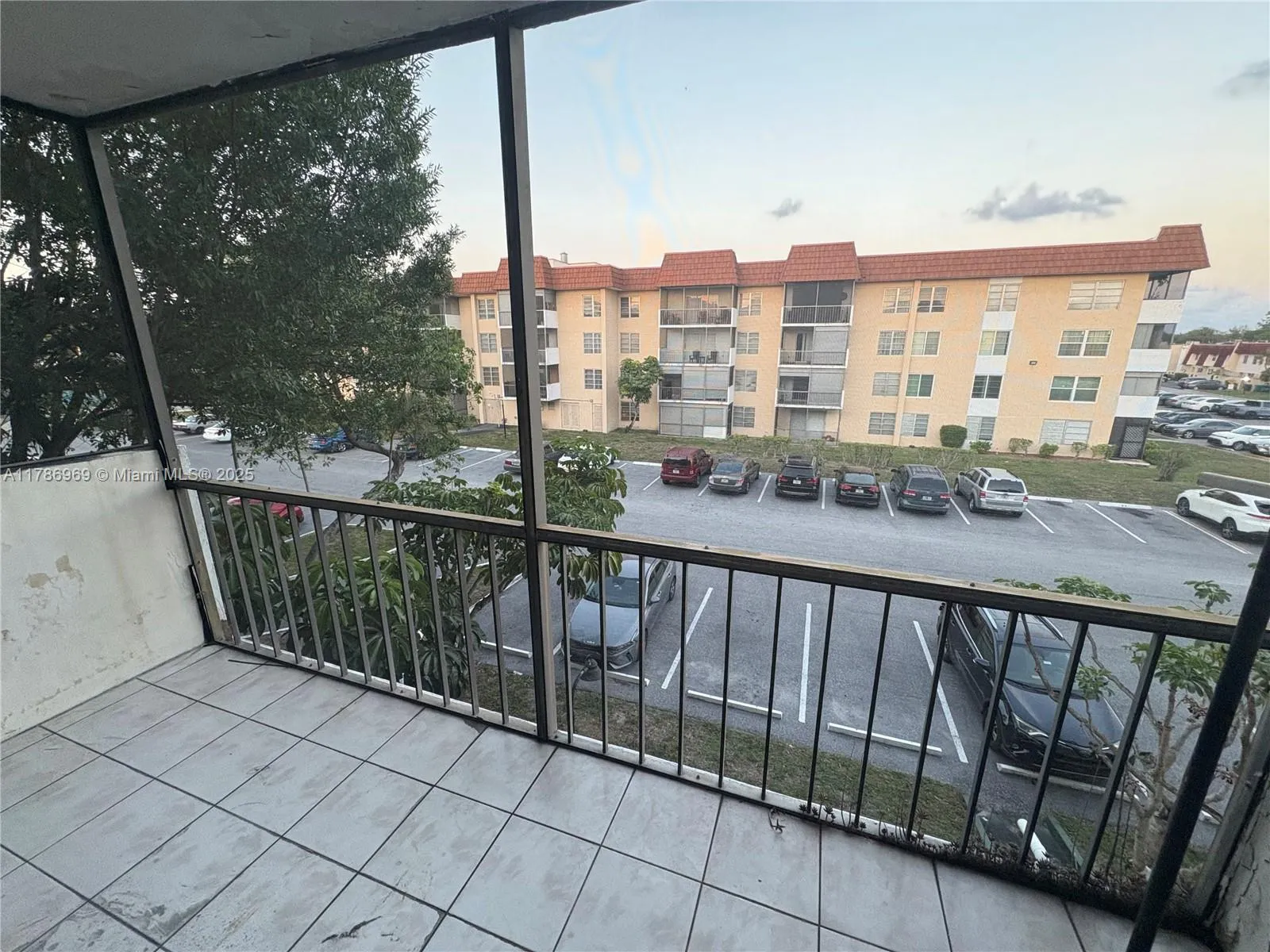 4152 Inverrary Dr # 303, Lauderhill FL 33319