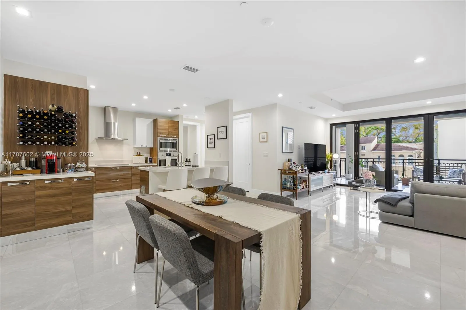 2 bedroom 2 bath for sale at 718 Valencia Ave # 206, Coral Gables FL 33134