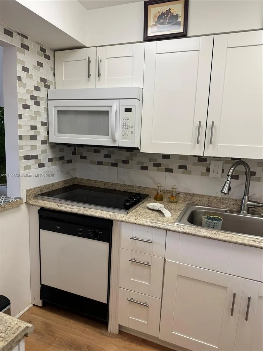 9021 Sunrise Lakes Blvd # 115, Sunrise FL 33322