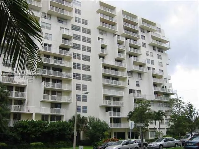 1 bedroom 1 bath for sale at 150 SE 25 RD # 14H, Miami FL 33129