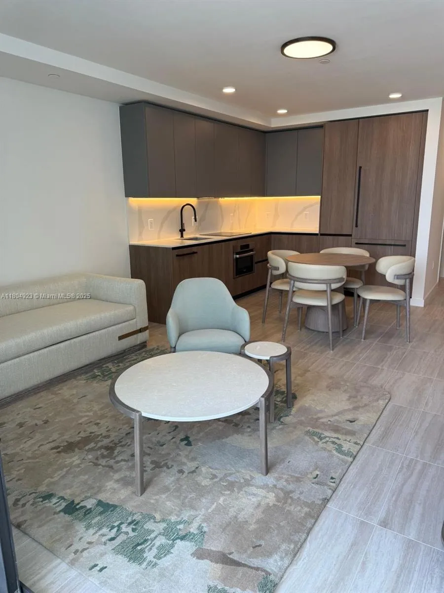 580 72, Miami Beach FL 33141