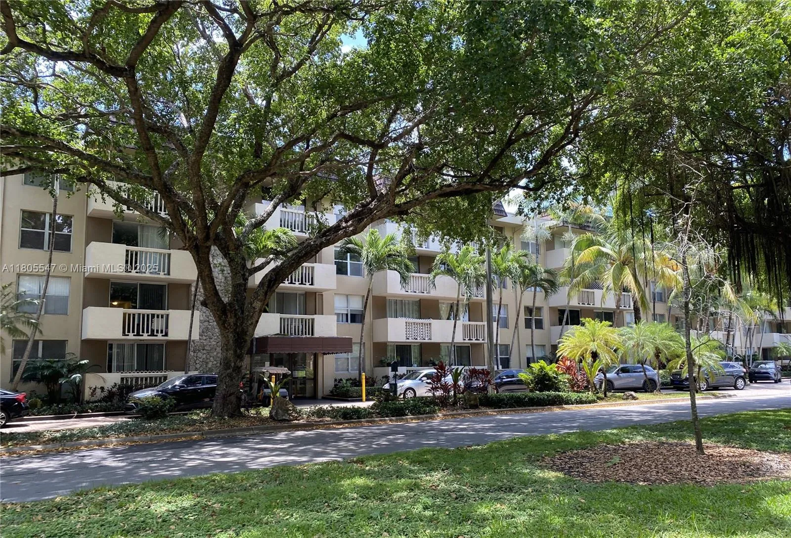 1 bedroom 1 bath for sale at 1800 Sans Souci Blvd # 119, North Miami FL 33181