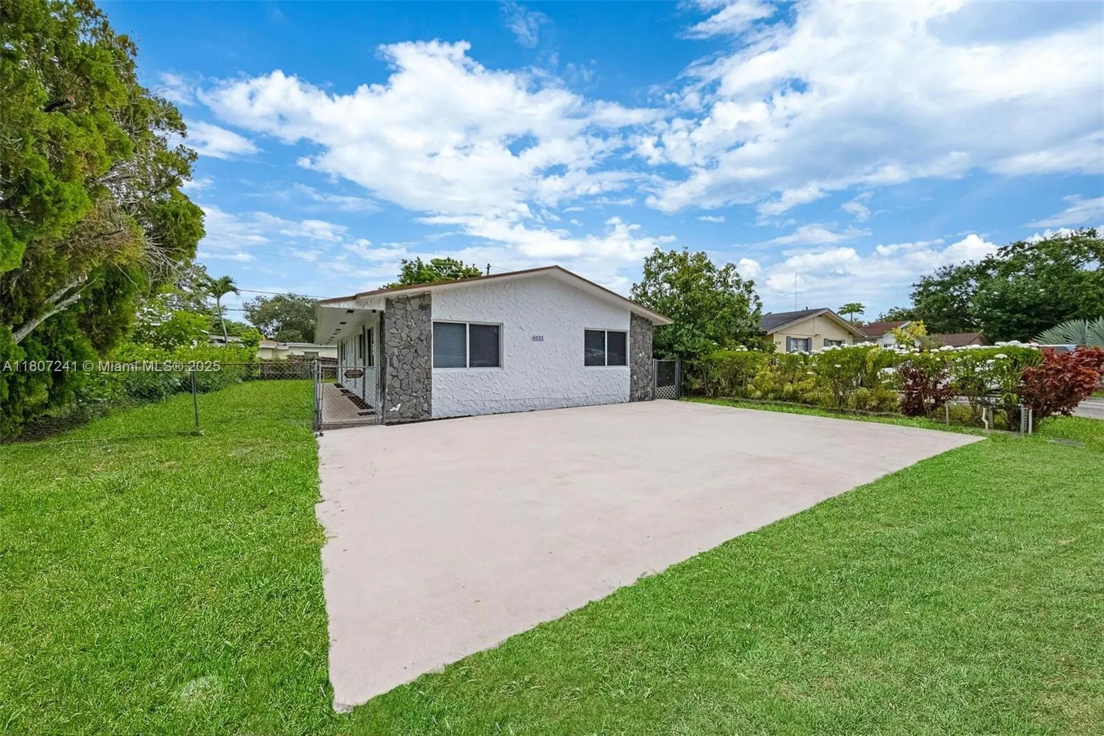 6121 SW 40th Ct, Miramar FL 33023